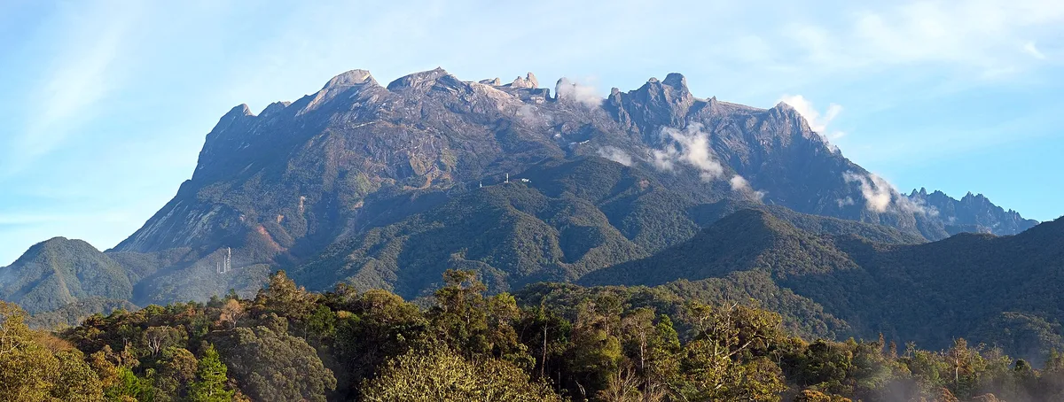 Lembah Kundasang dari udara dengan Gunung Kinabalu di latar belakang