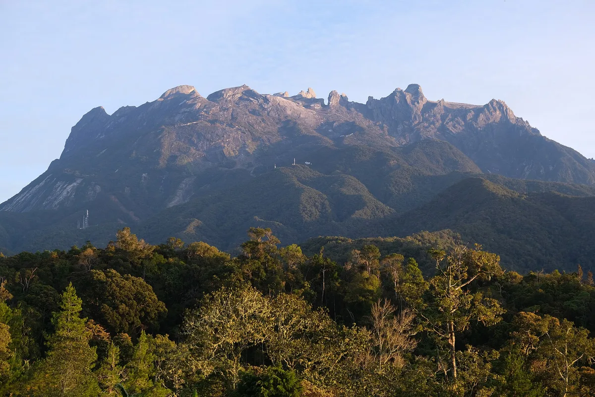 Perkampungan Kundasang dengan banjaran Gunung Kinabalu