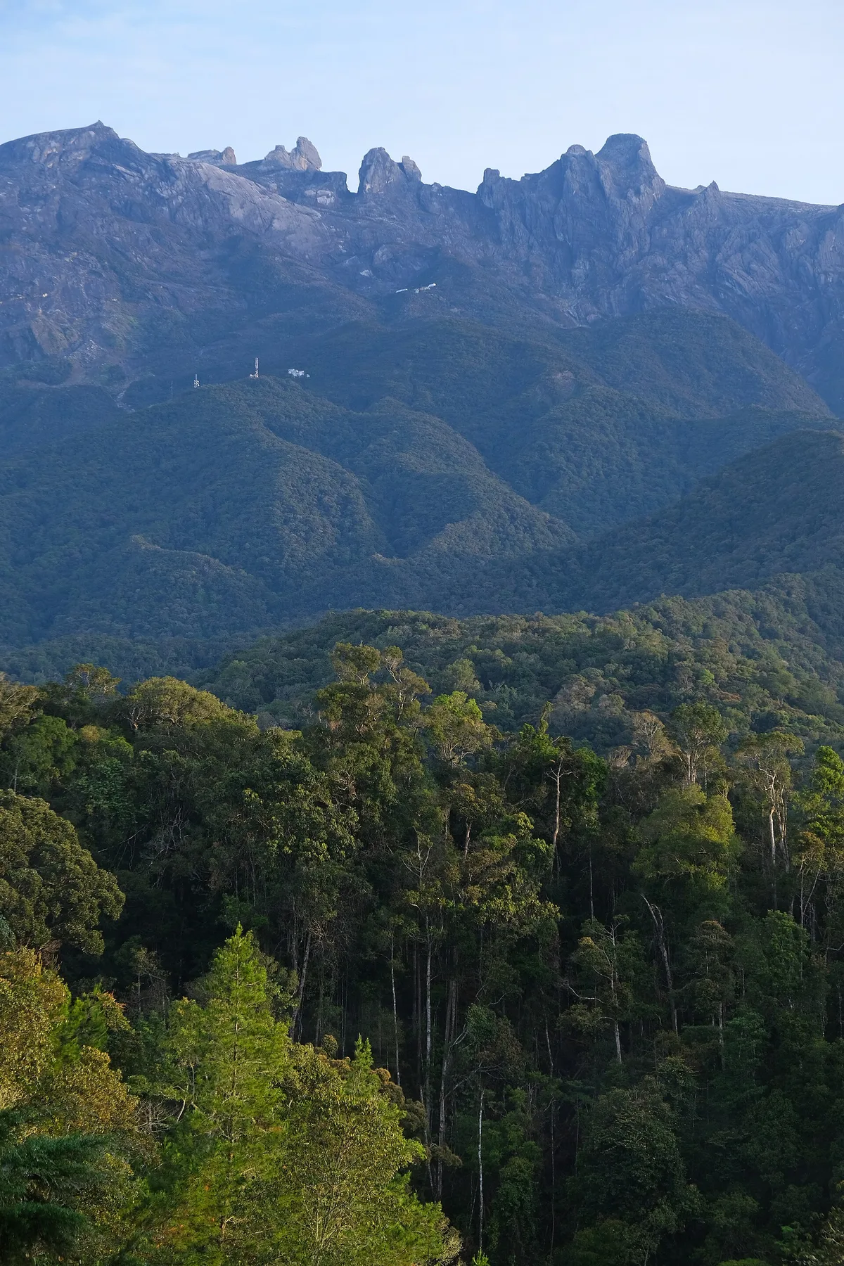 Banjaran Gunung Kinabalu dilihat dari Kampung Kundasang