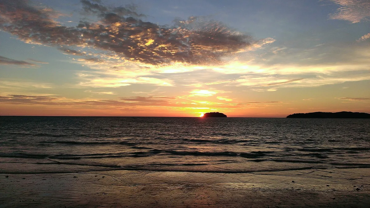 Pantai cerah di Taman Tunku Abdul Rahman, Kota Kinabalu