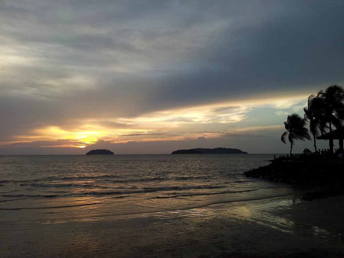 Air jernih dan pasir putih di pulau Taman Tunku Abdul Rahman
