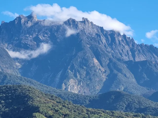 Puncak berbatu Gunung Kinabalu di bawah langit biru