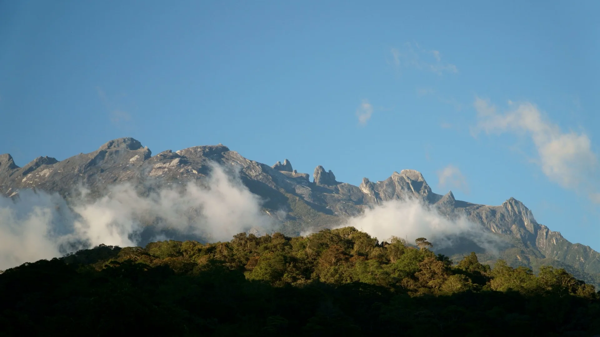Pemandangan tanah tinggi Kundasang dengan latar Gunung Kinabalu
