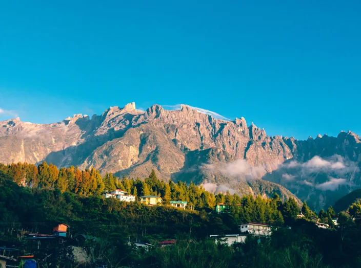 Perkampungan Kundasang di kaki Gunung Kinabalu pada waktu pagi