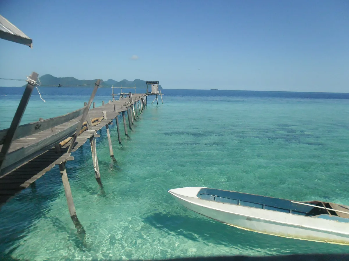 Jeti kampung di Pulau Pom Pom, Semporna, Sabah